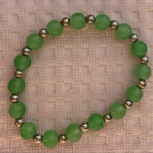 Pretty Faux Jade and Goldtone Beaded Stretch Bracelet - Picture 3 of 3